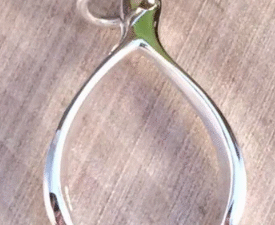 COLGANTE PLATA HUESO DE LA SUERTE 1,5 cm