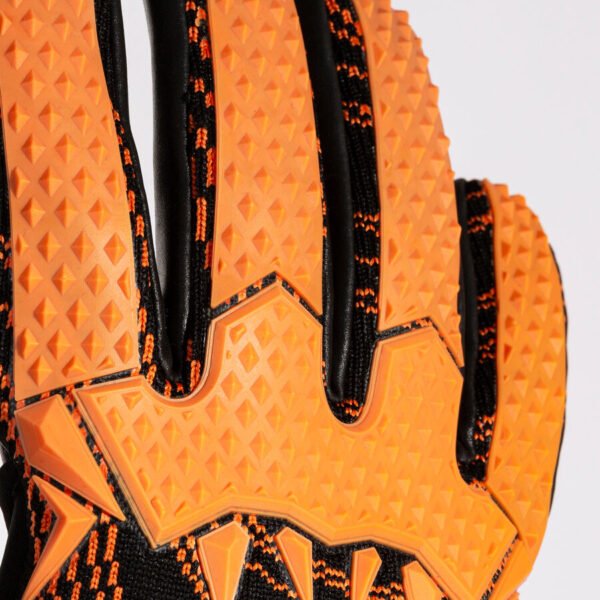 GUANTES DE PORTERO FÚTBOL JOMA ÁREA 360 NEGRO NARANJA3